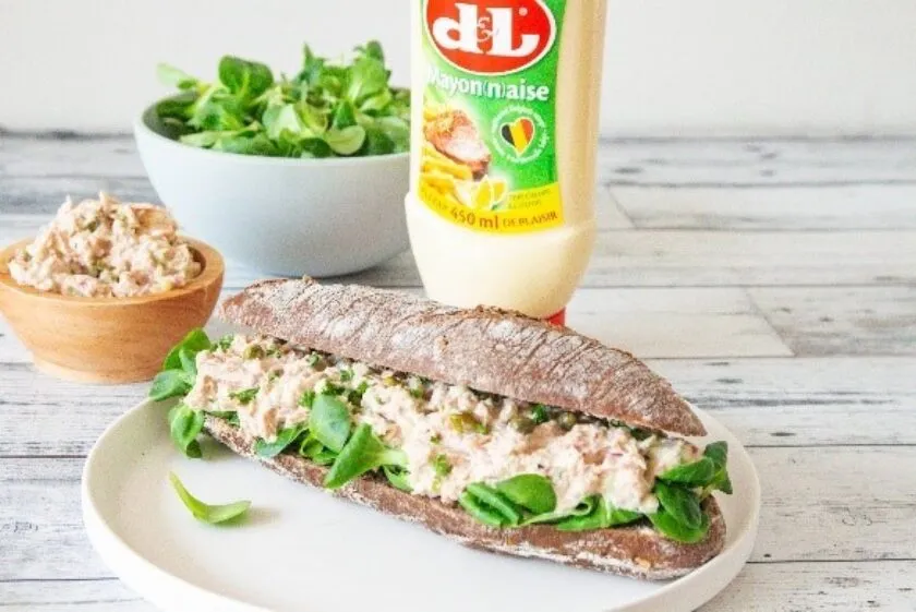 Belegd broodje met tonijnsalade