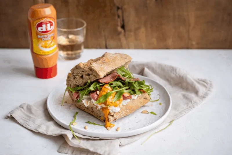 Sandwich au pastrami, fromage de chèvre et tomato sweet onion