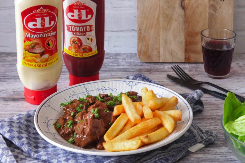 Viande en daube avec des frites