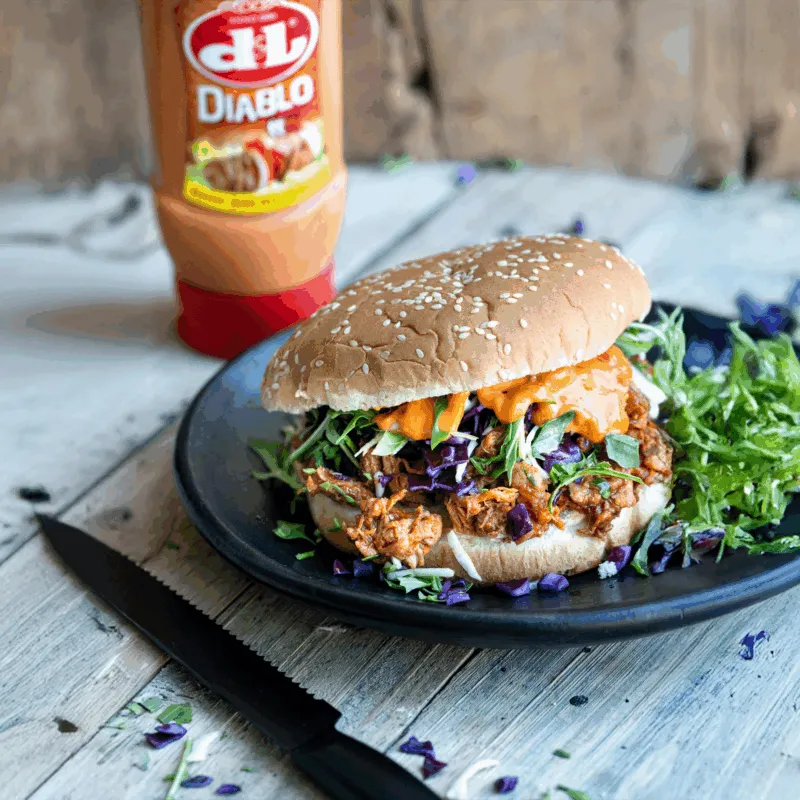 Burger de poulet effiloché avec sauce diablo