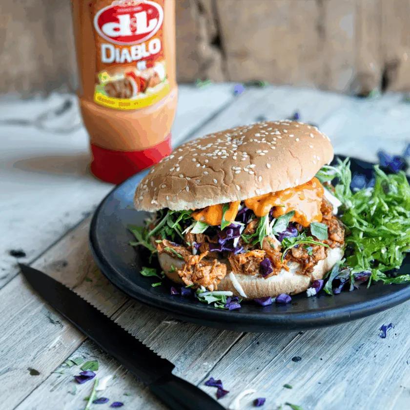 Pulled chicken burger met diablo saus