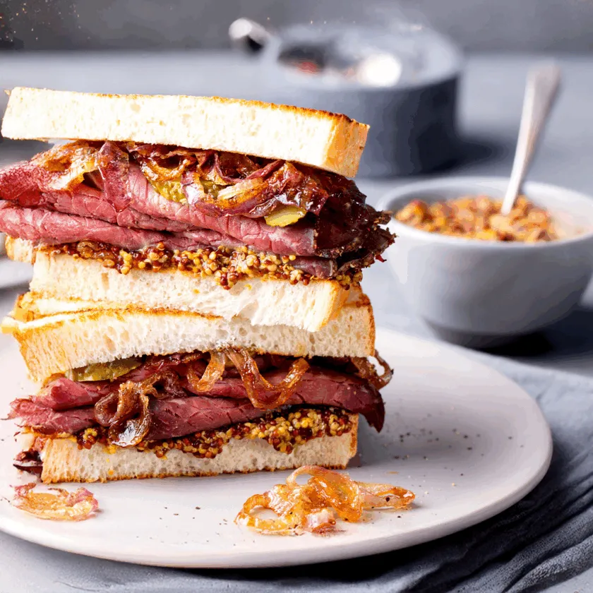 Sandwich Pastrami met pickles en augurk