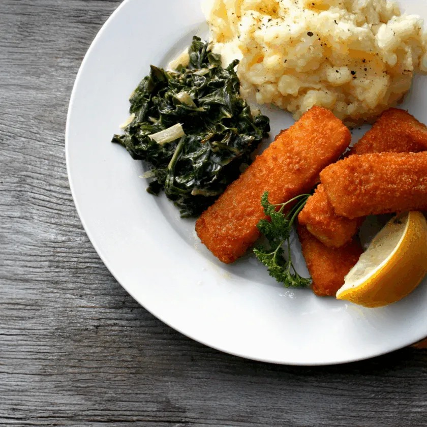 Zelfgemaakte fishsticks met spinazie en tartaar
