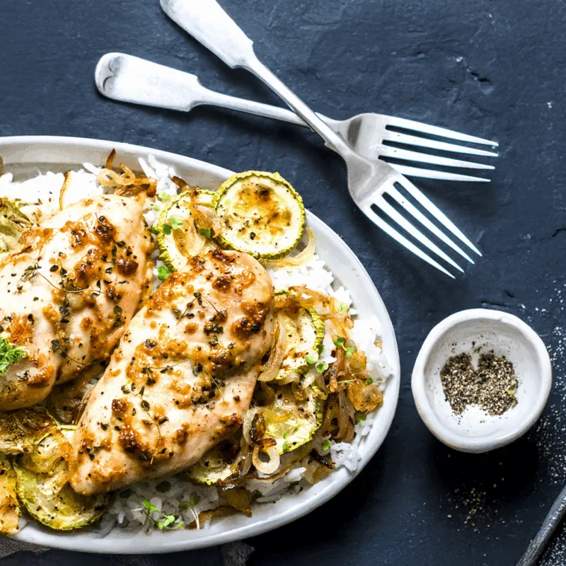 Kip met gegrilde courgette en currysaus